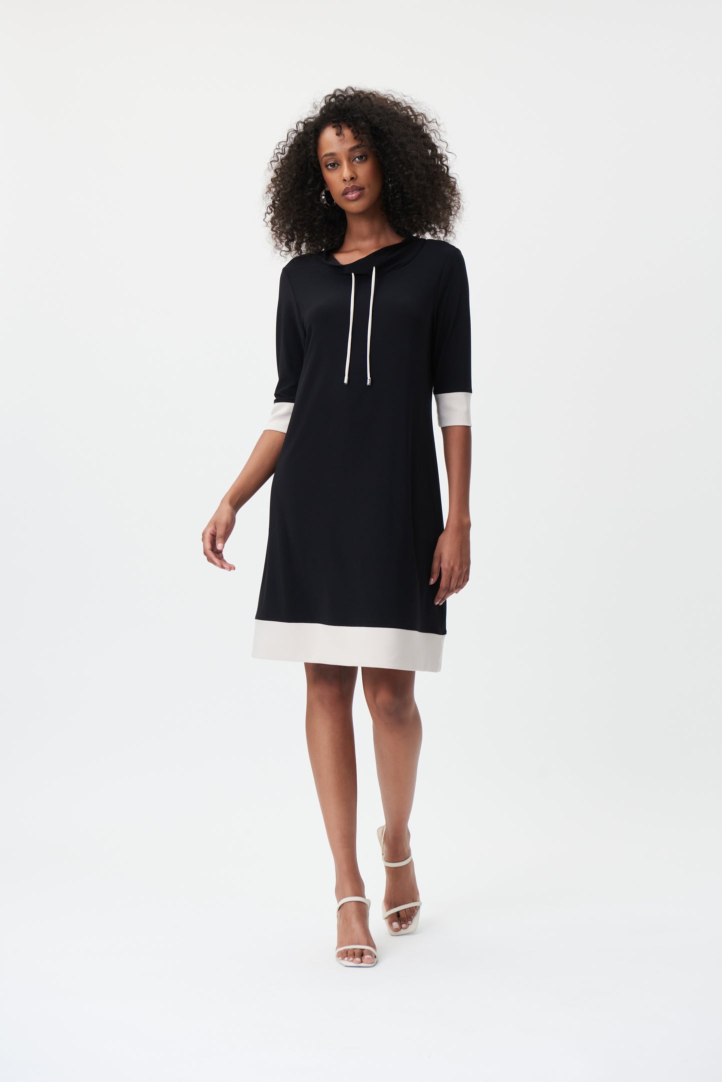 Vestido negro con capucha 232093