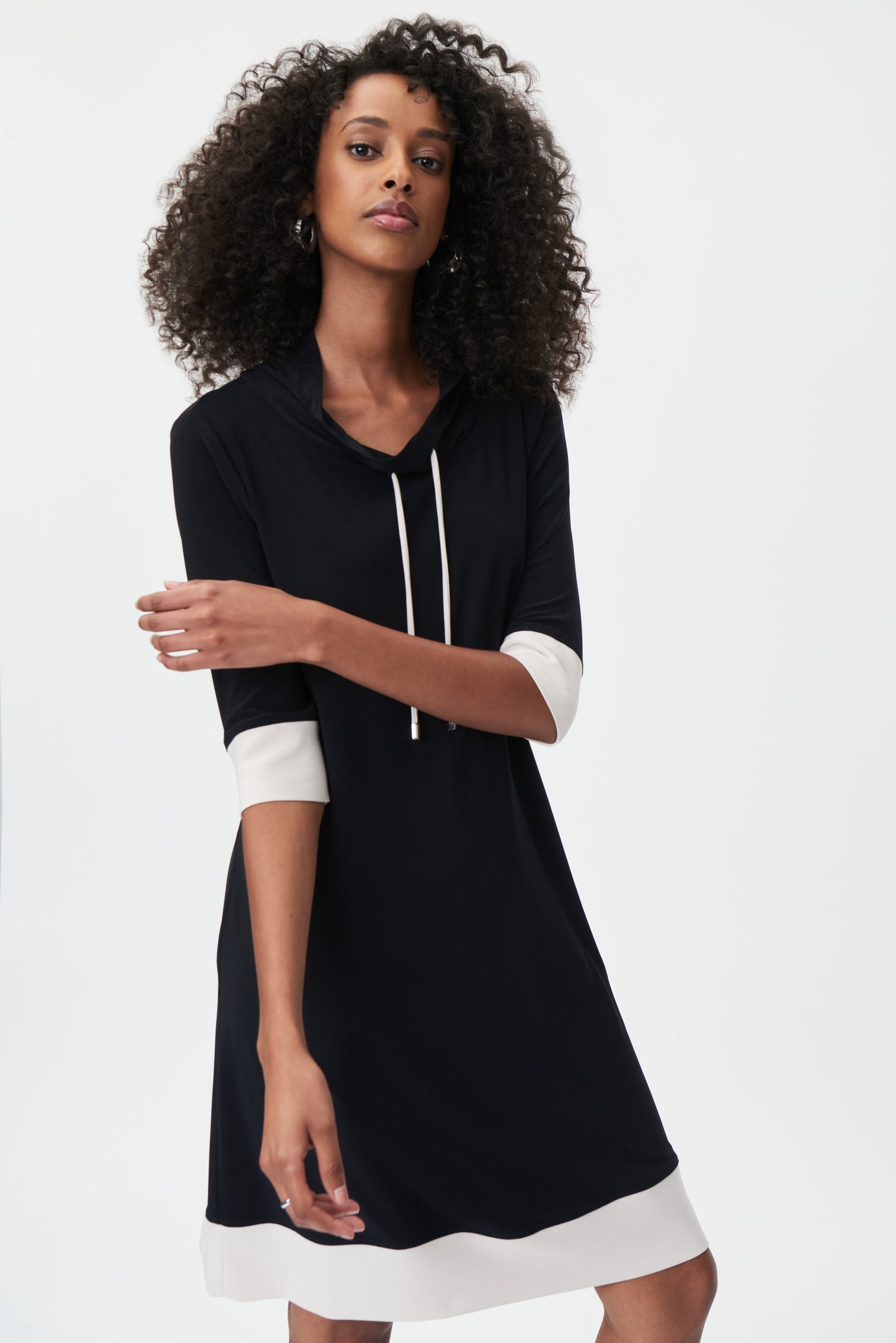 Vestido negro con capucha 232093