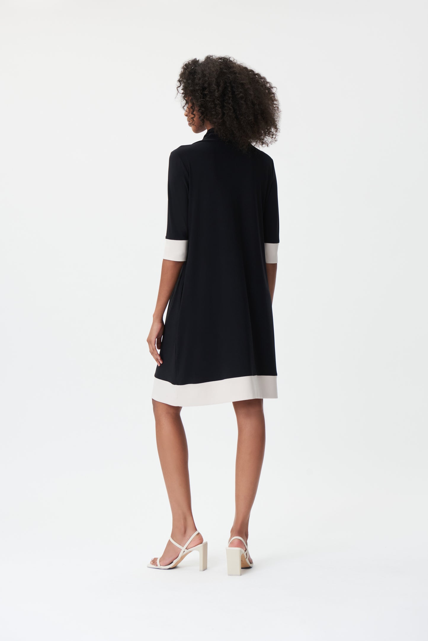 Vestido negro con capucha 232093