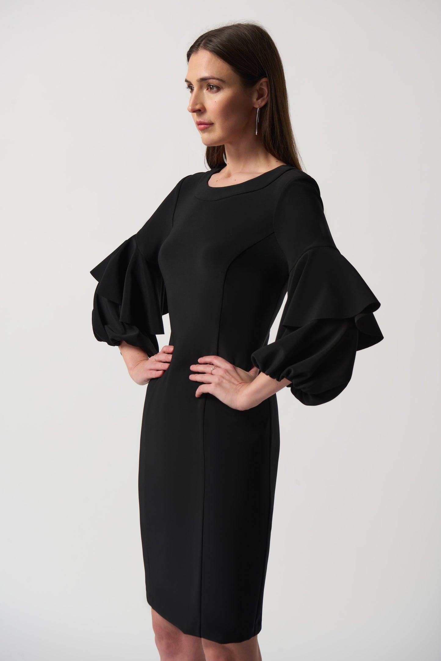 Vestido recto con mangas con volantes negro 233096