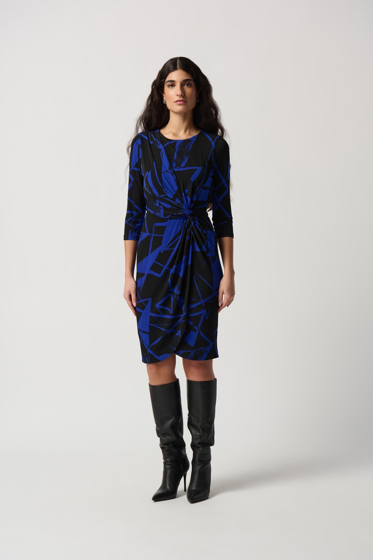 Vestido con estampado geometrico negro y azul rey 234059