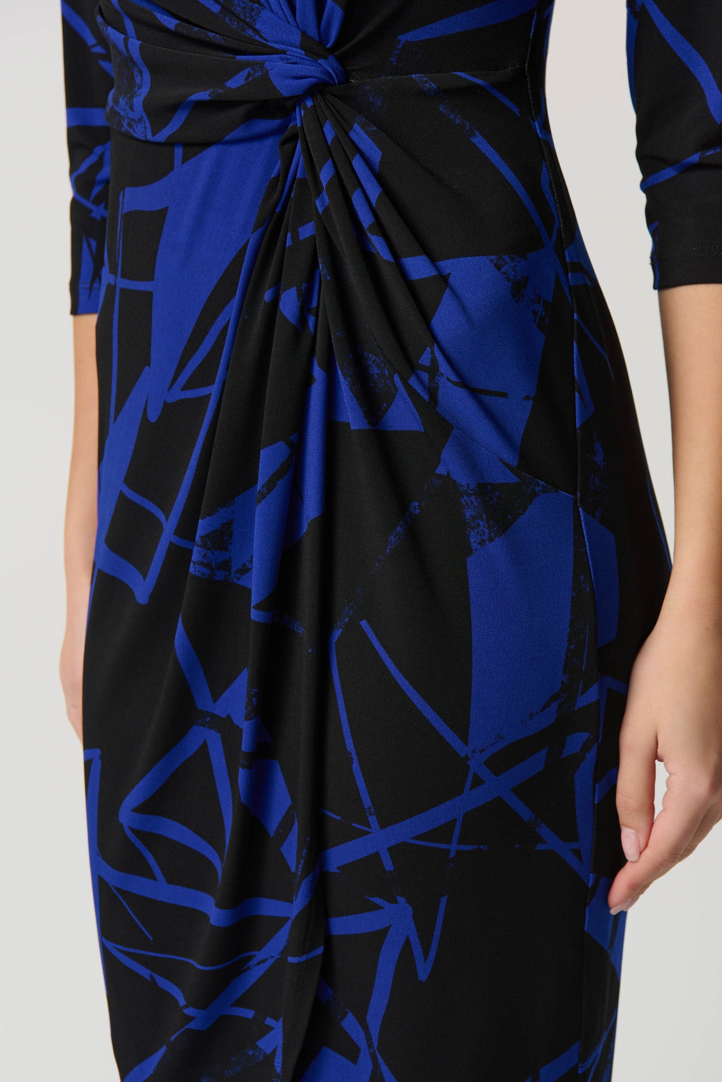 Vestido con estampado geometrico negro y azul rey 234059