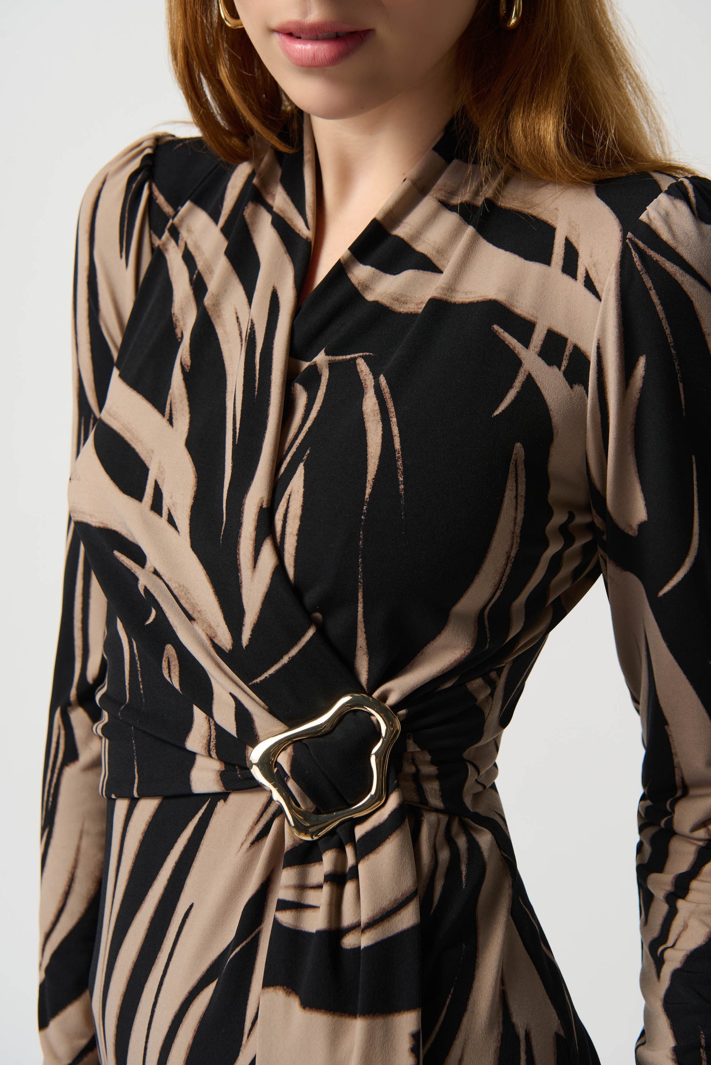 Vestido cruzado estampado beige y negro 234123