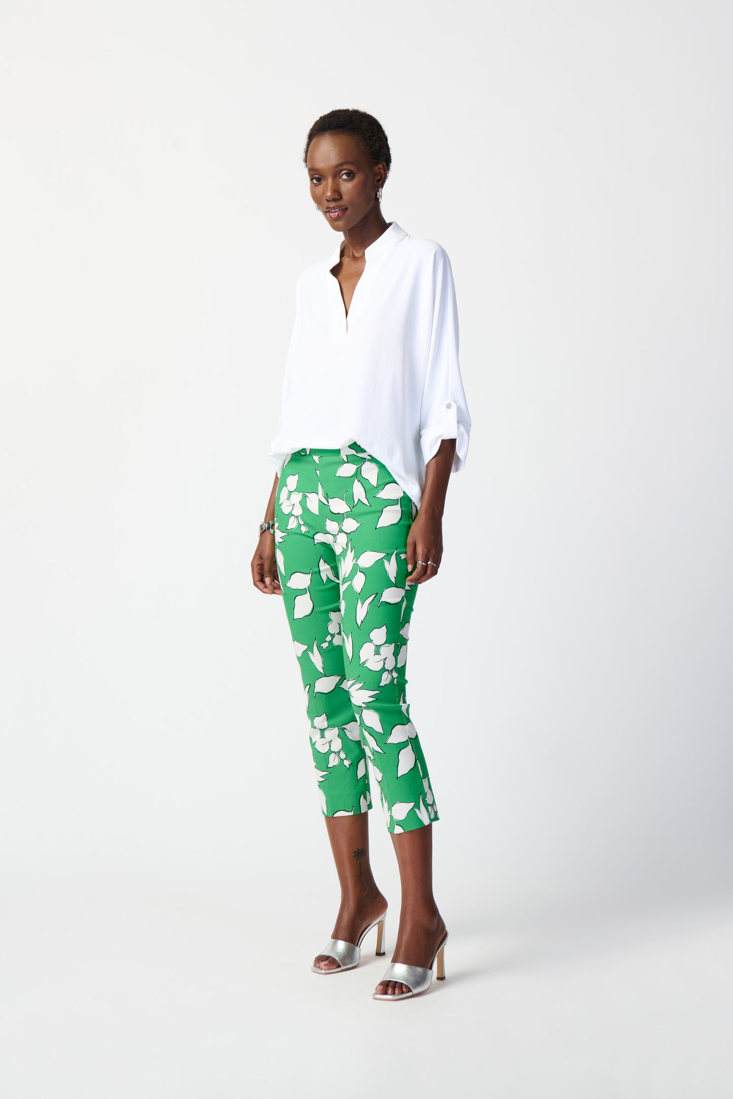 Pantalón capri verde con estampado 241267