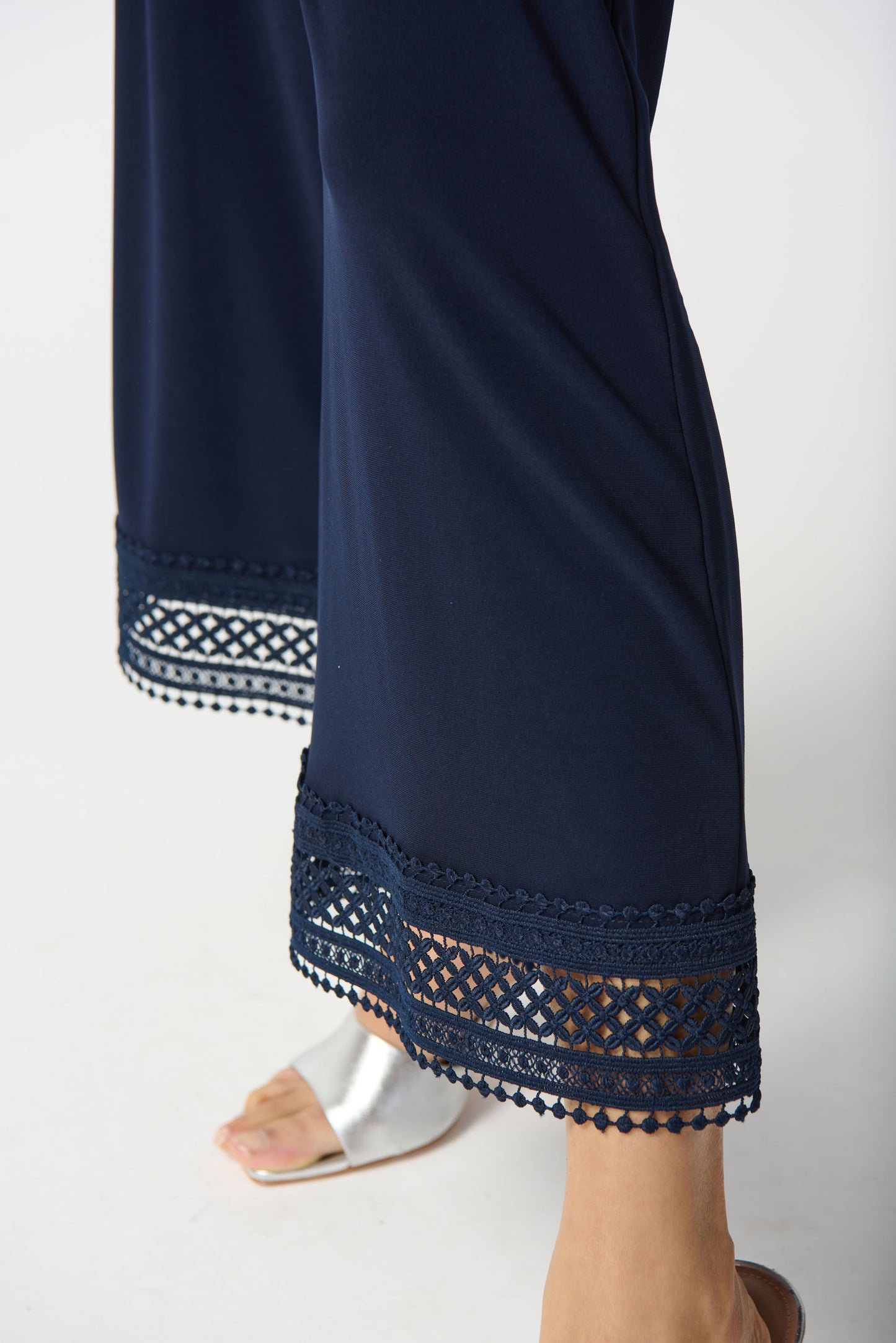 Pantalón culotte con guipur azul marino 242134