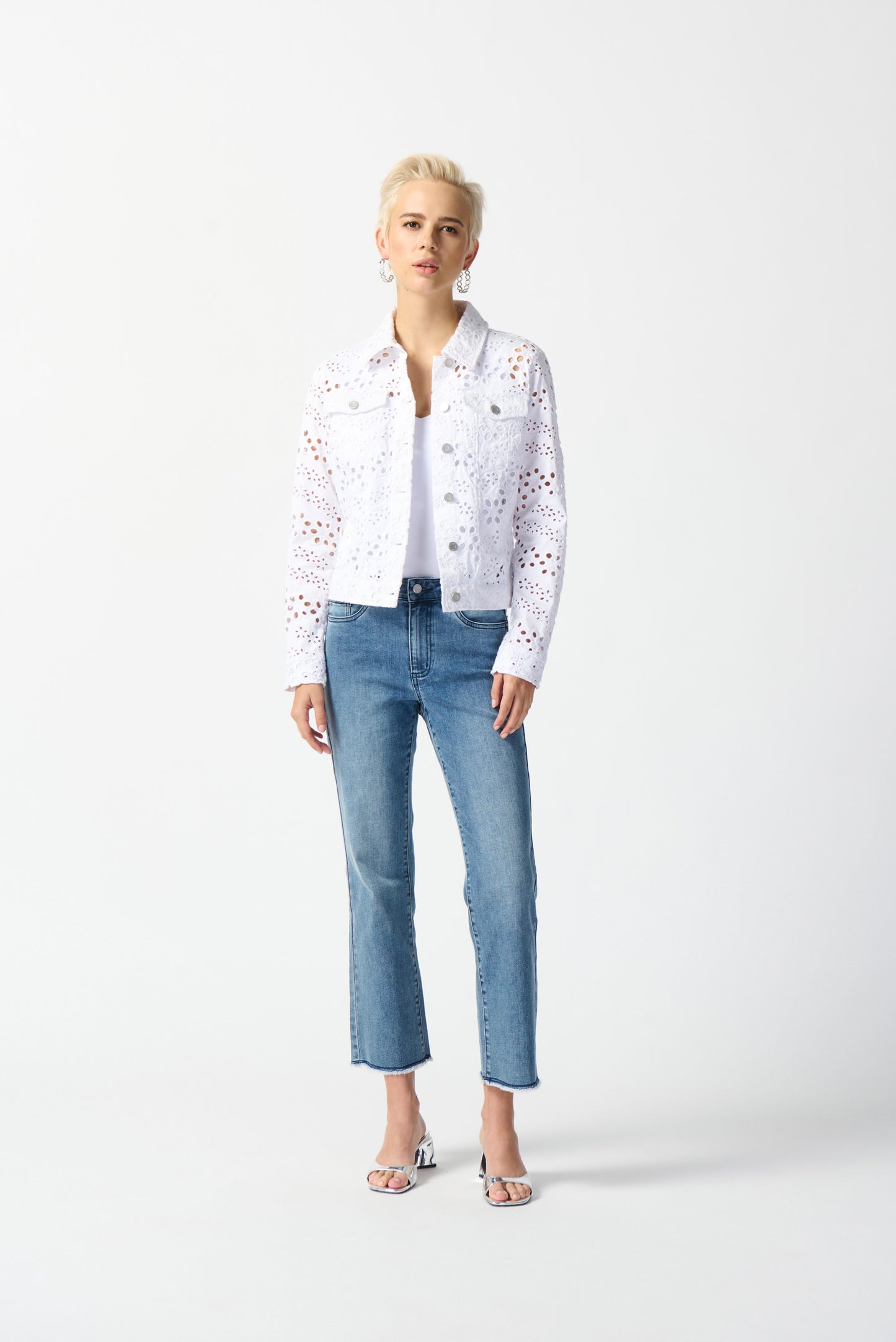 Chaqueta vaquera ajustada con bordados vainilla 242918