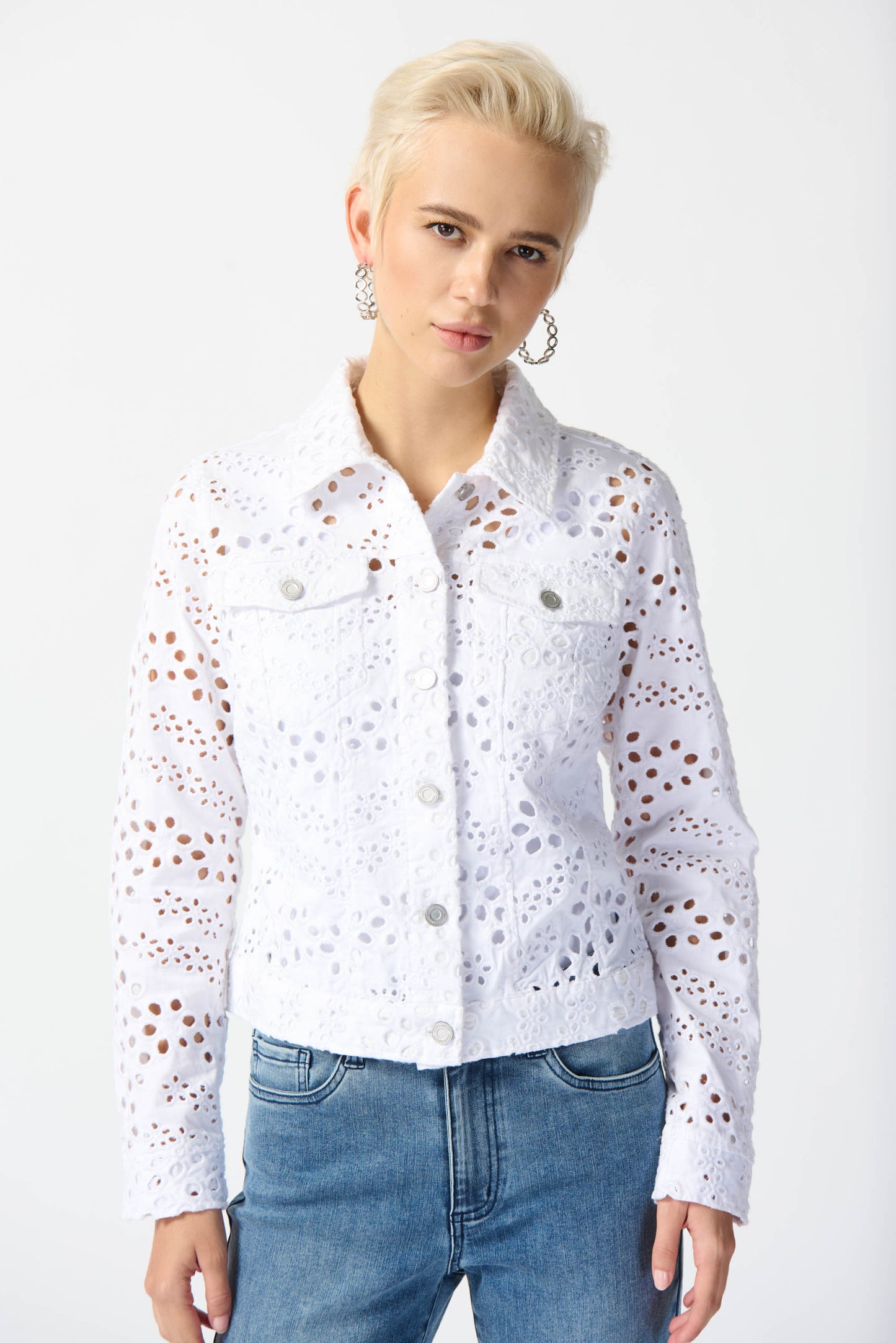 Chaqueta vaquera ajustada con bordados vainilla 242918