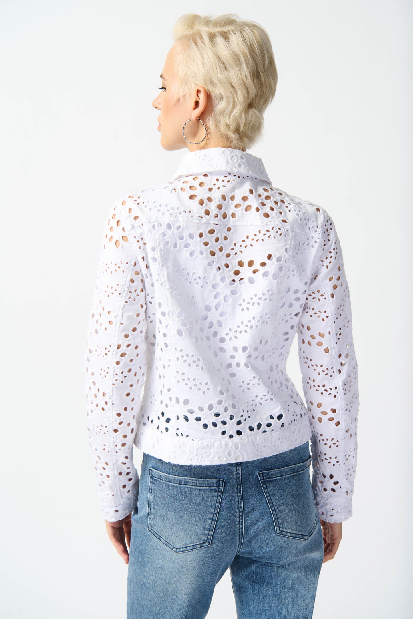 Chaqueta vaquera ajustada con bordados vainilla 242918