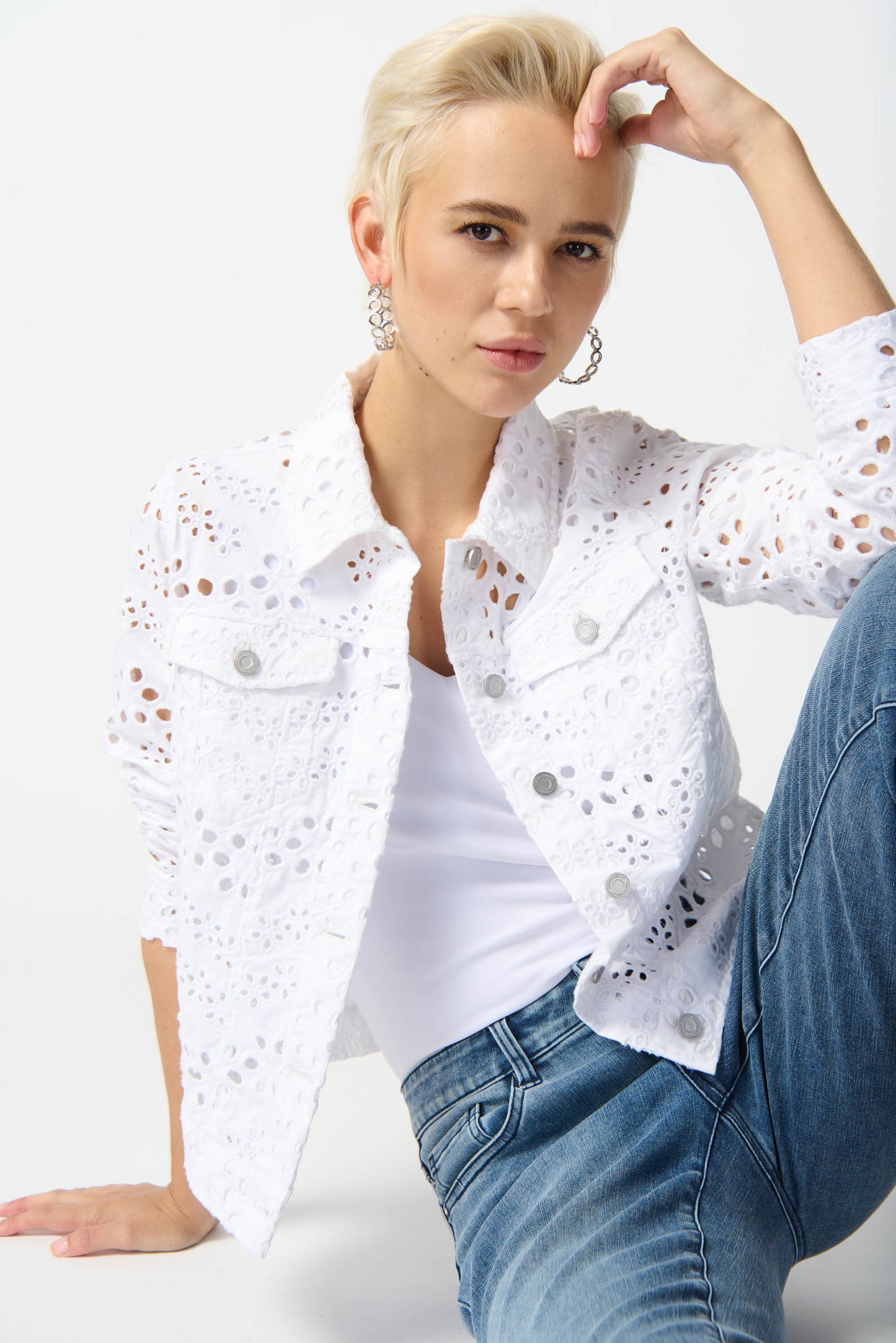 Chaqueta vaquera ajustada con bordados vainilla 242918