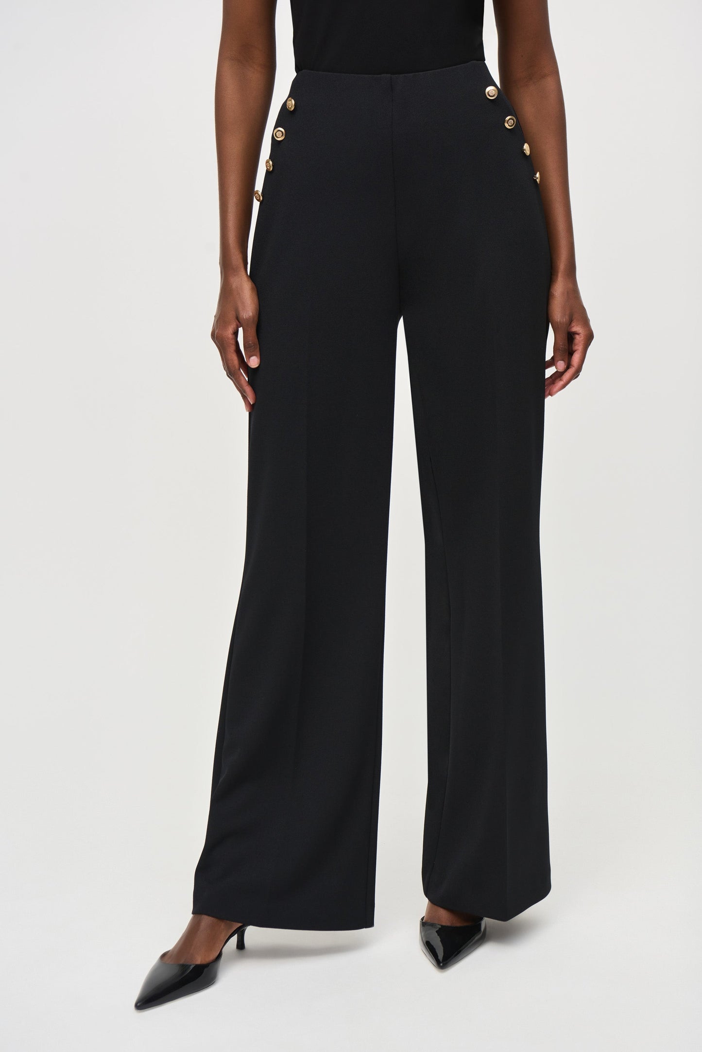 Pantalón amplio con botones laterales 243046