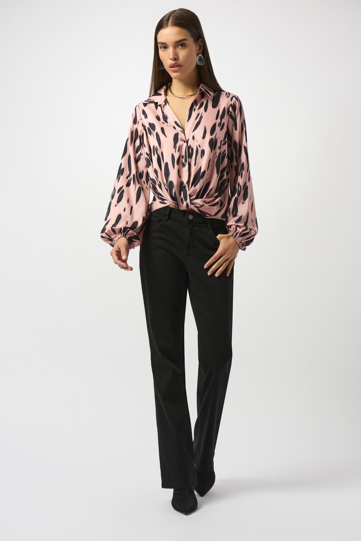 Blusa drapeada satinada con estampado animal rosa y negro 253059