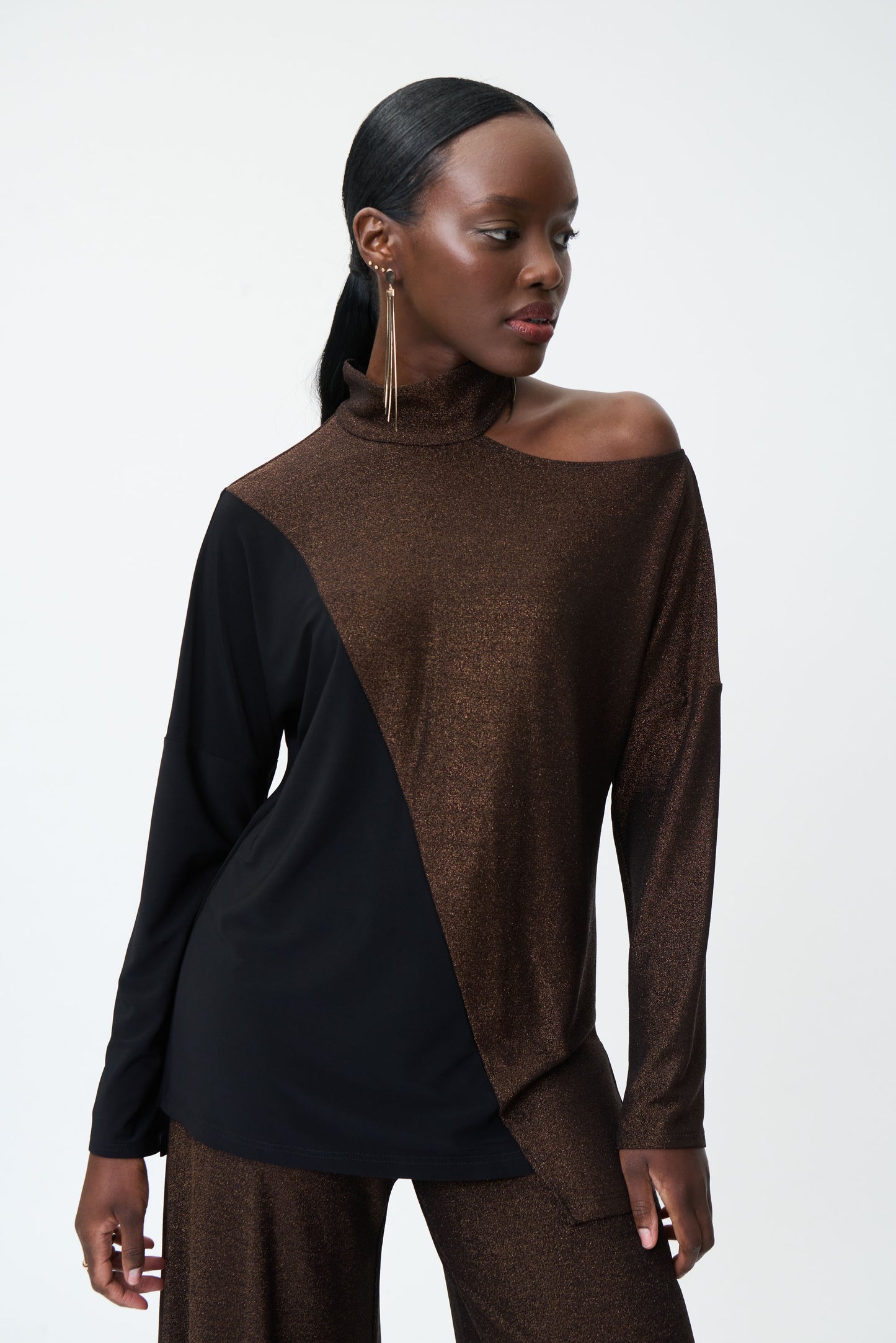Blusa café metálico hombro descubierto 224083