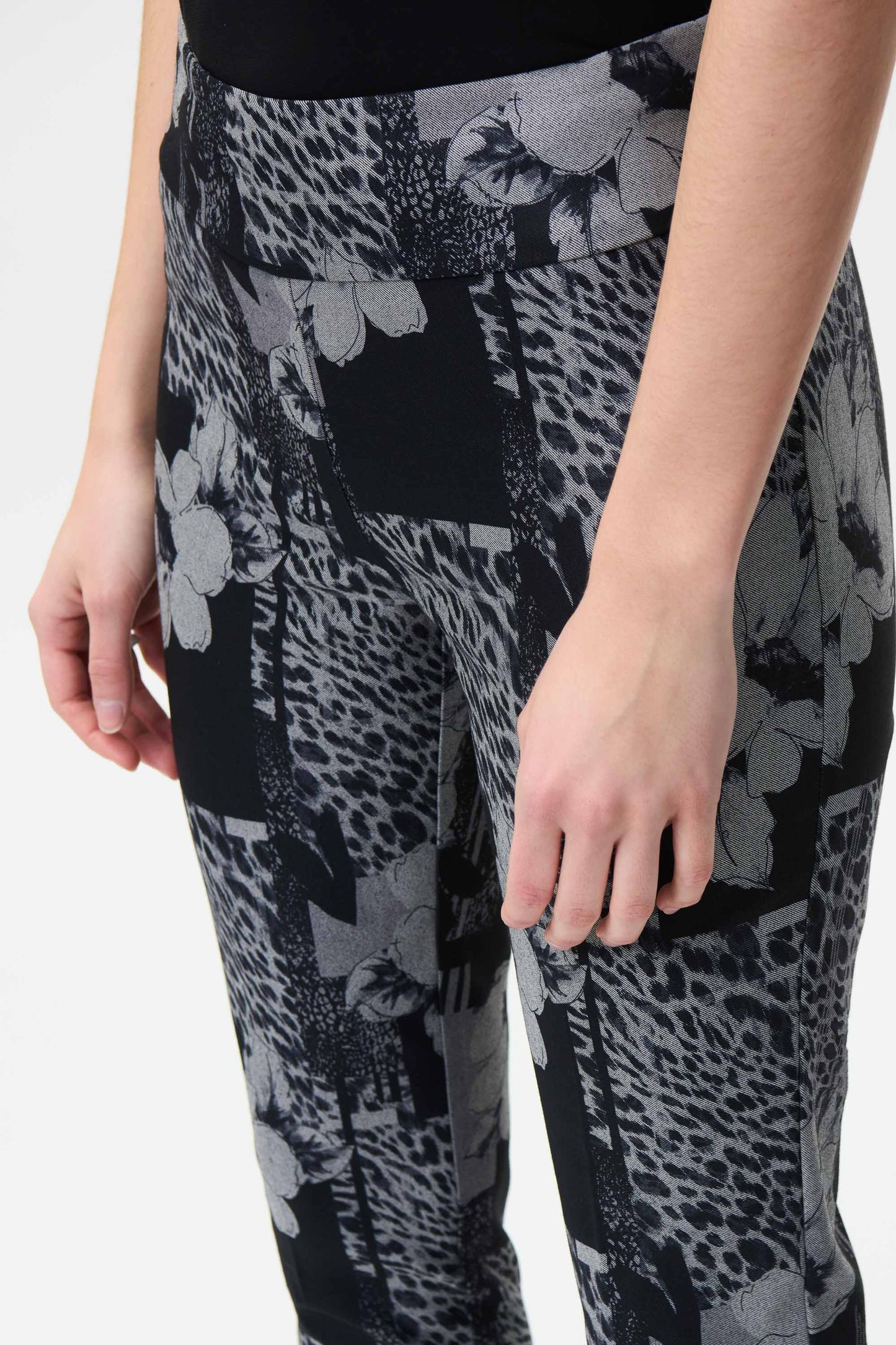 Pantalón estampado gris 224242