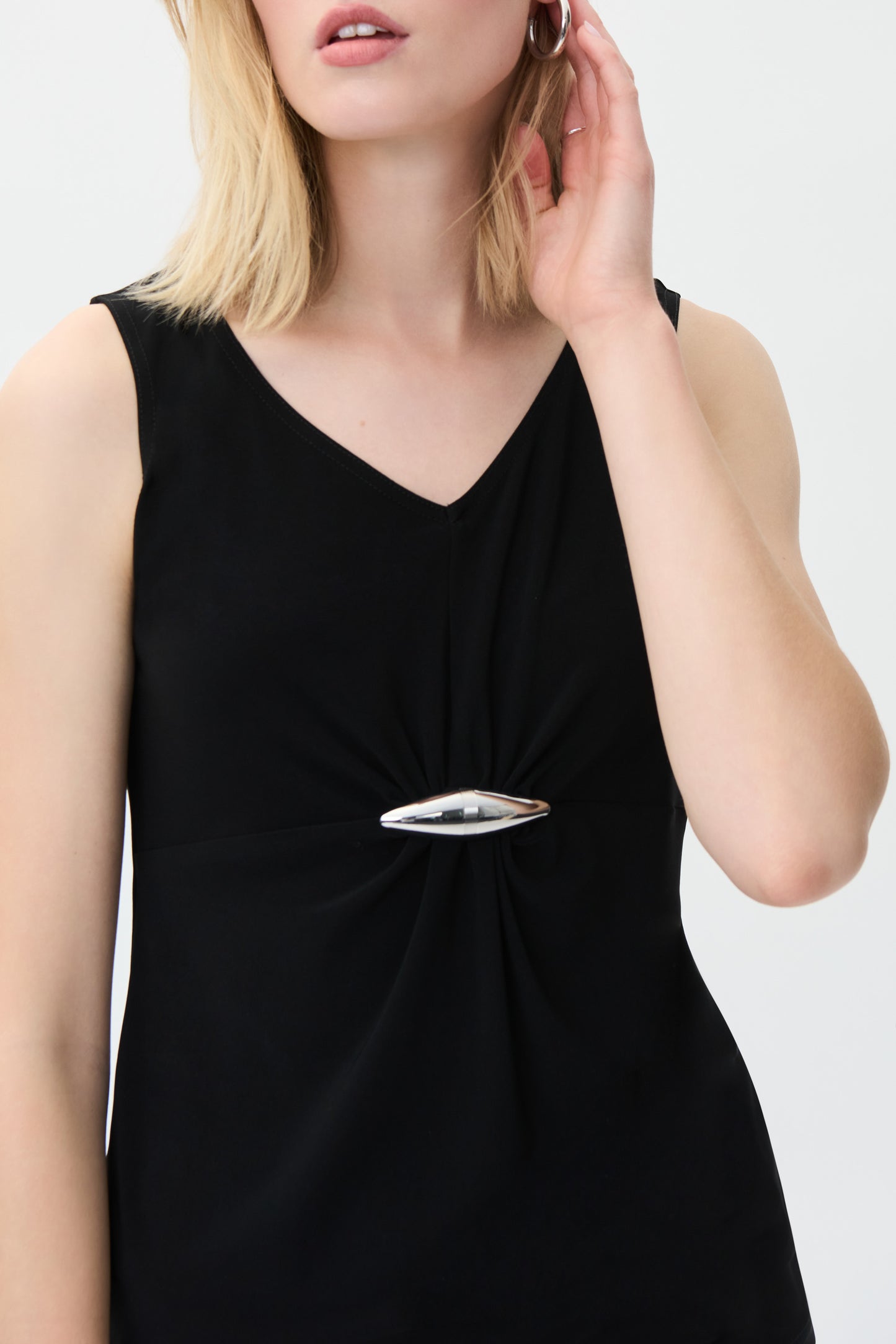 Top negro con broche 231304