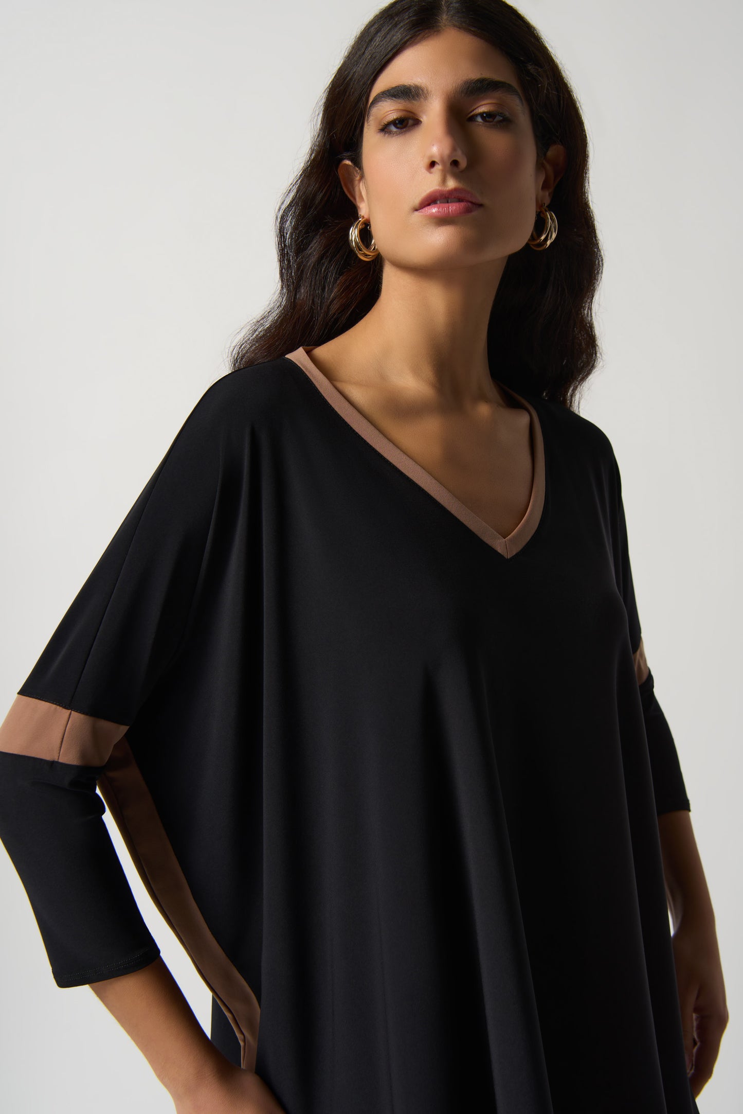 Blusa bloques de color negro y beige 233101