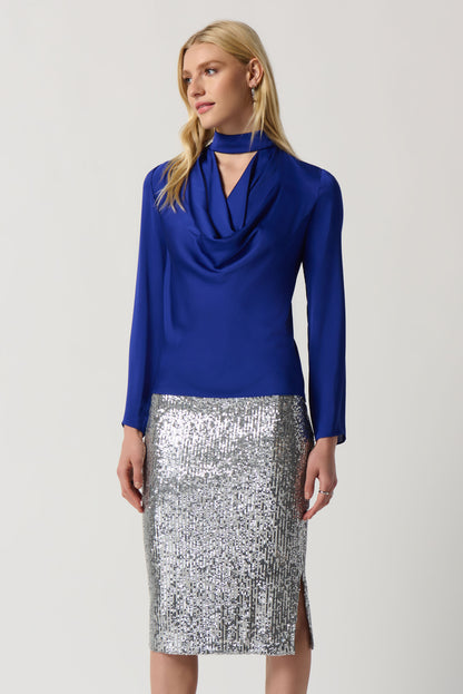 Blusa satinada azul rey con escote fluido 234221