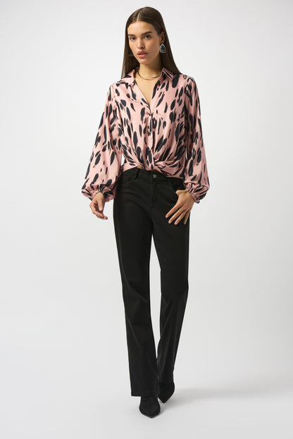 Blusa drapeada satinada con estampado animal rosa y negro 253059