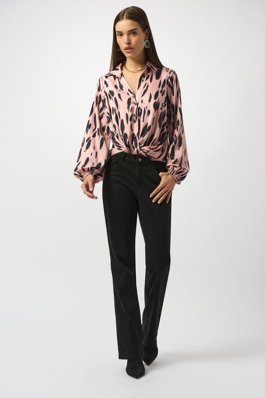 Blusa drapeada satinada con estampado animal rosa y negro 253059