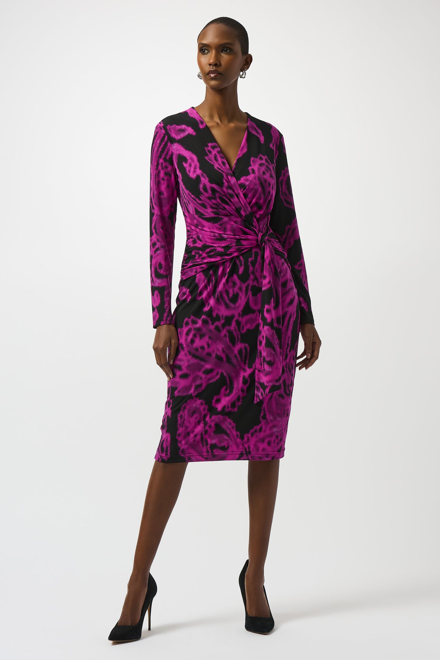 Vestido cruzado con estampado rosa cosmos y negro 253282