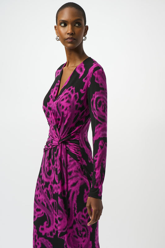 Vestido cruzado con estampado rosa cosmos y negro 253282