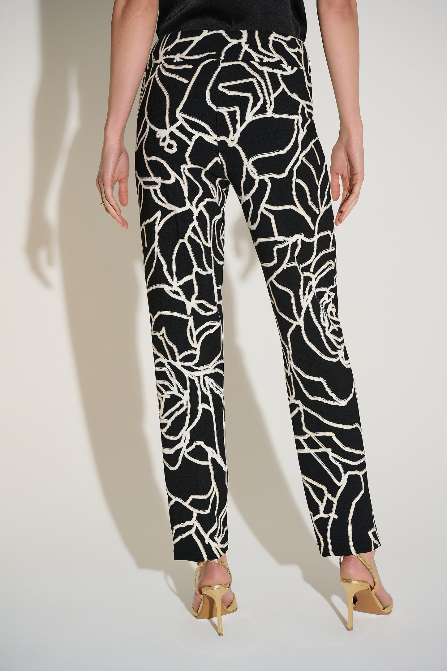 Pantalón ajustado floral con acabado metalizado negro 253784 | Signature