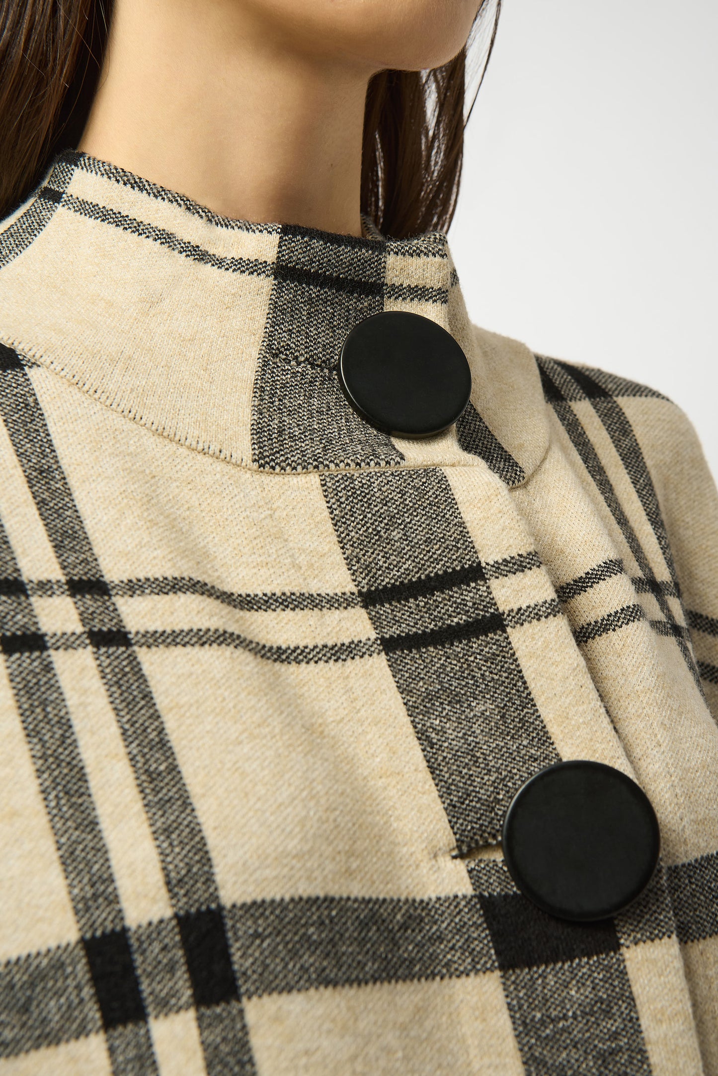 Poncho de punto de cuadros champán y negro 253903