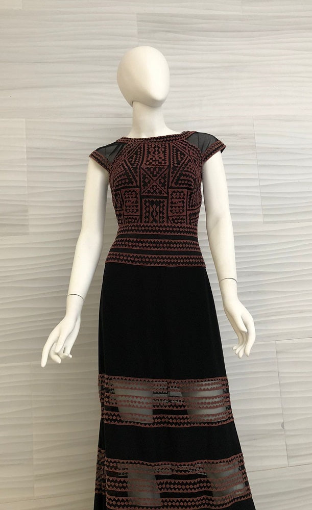 Vestido negro con bordado tribal en tinto AUS16638LX