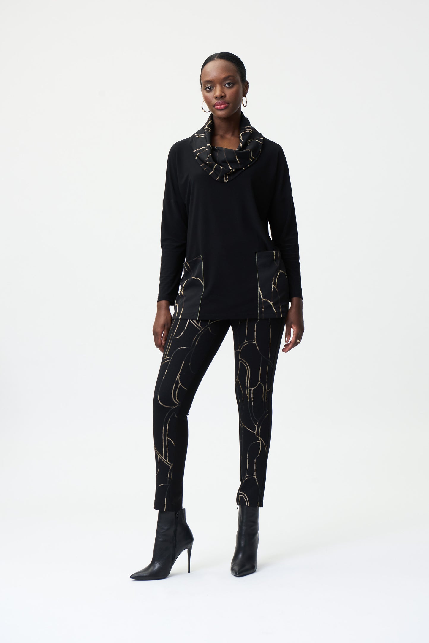 Blusa cuello cantaro negro con dorado 224065
