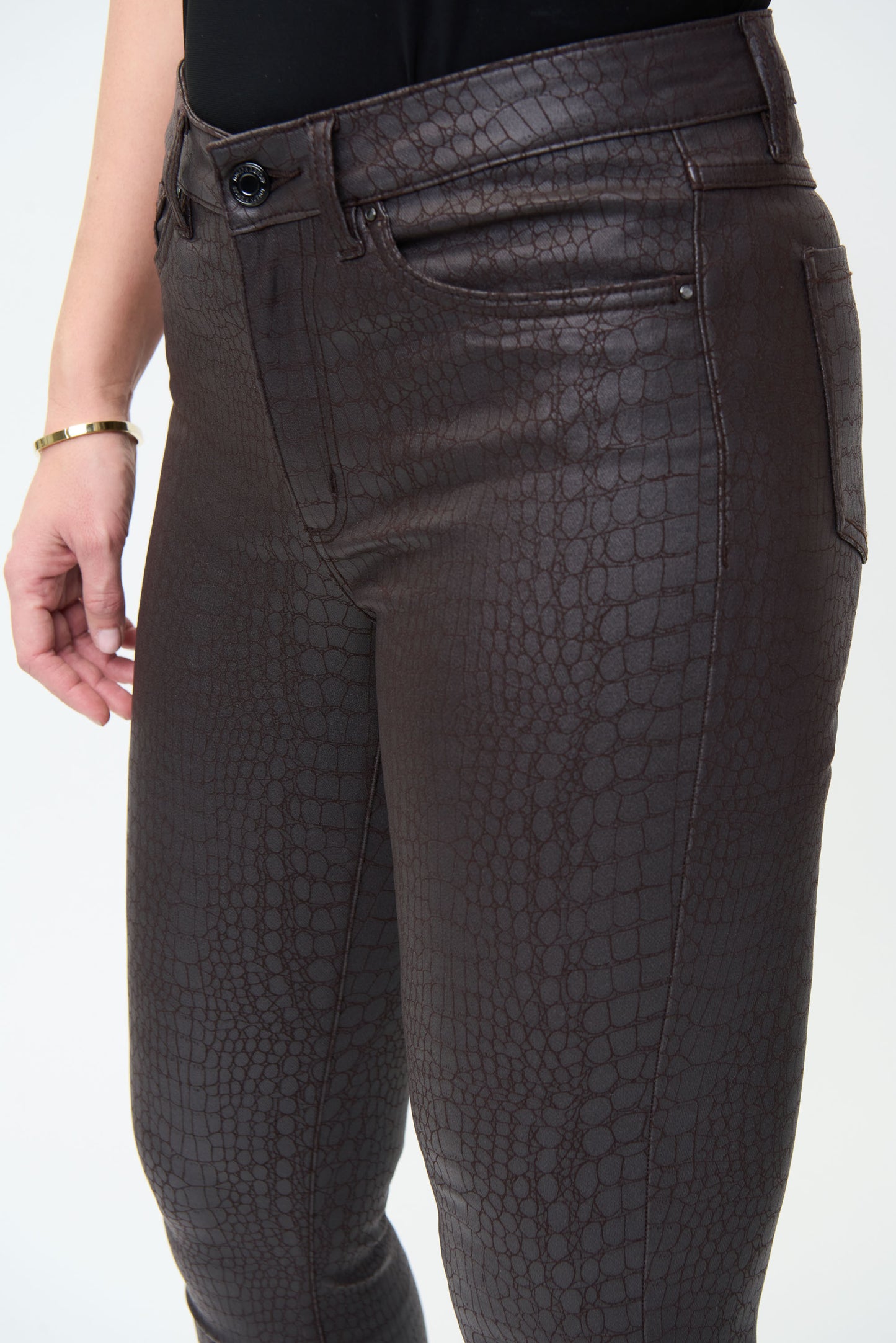 Pantalón café con textura 224943