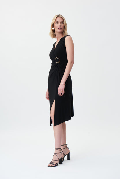 Vestido negro con hebilla dorada 231052