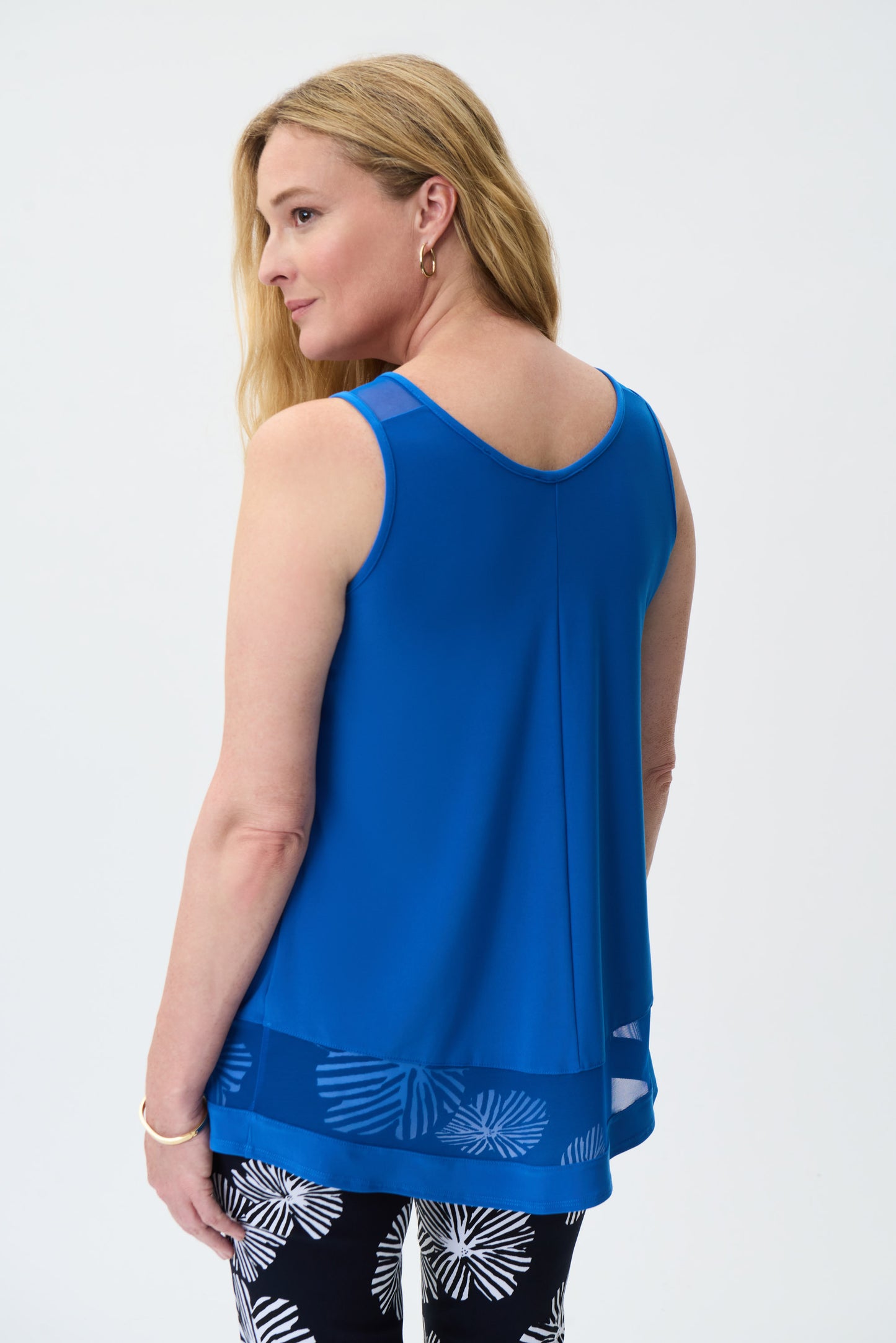 Top azul eléctrico con transparencia 231125
